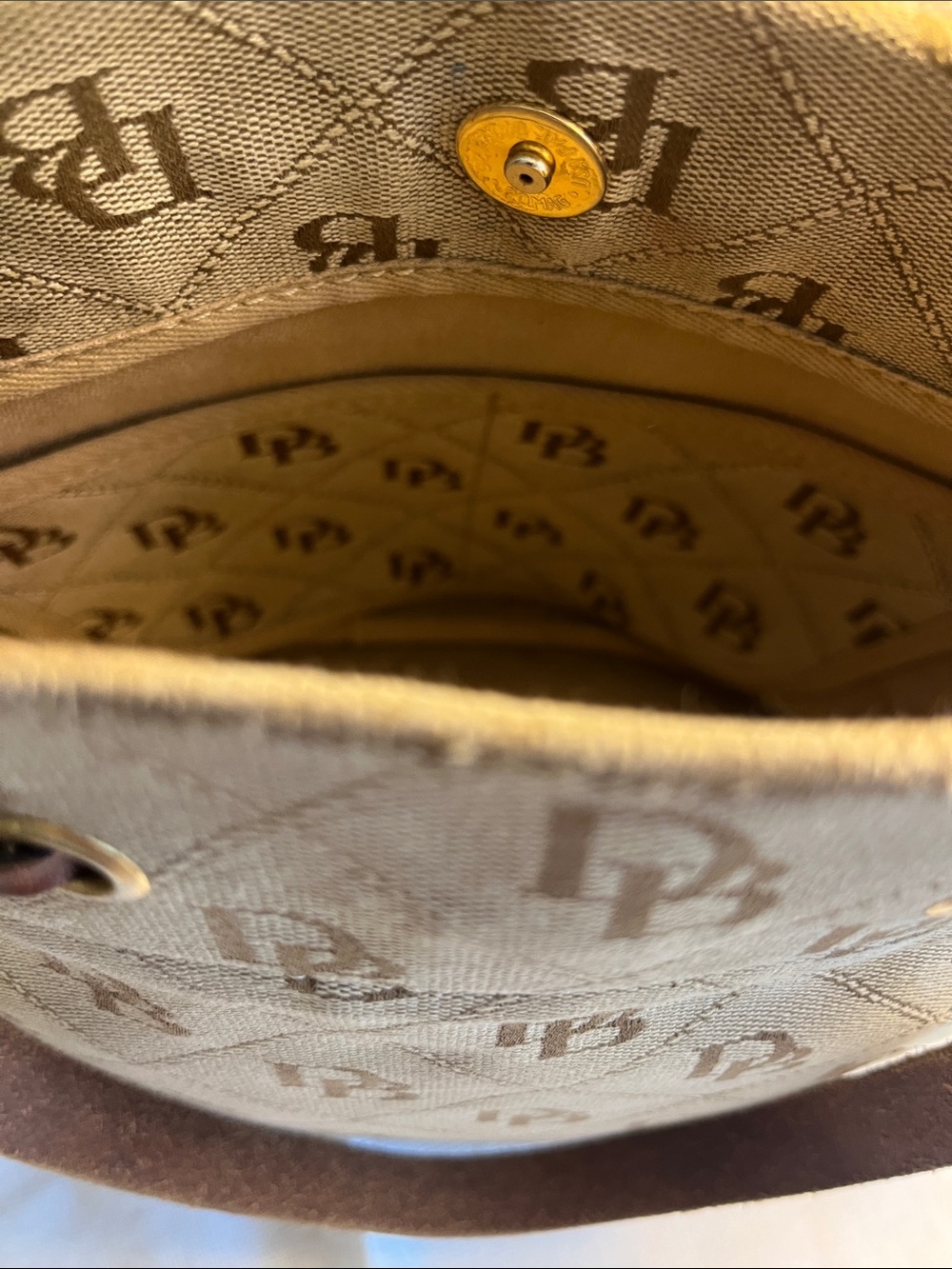 Dooney & Bourke Purse with magnetic snap closure! - Picture 5 of 6